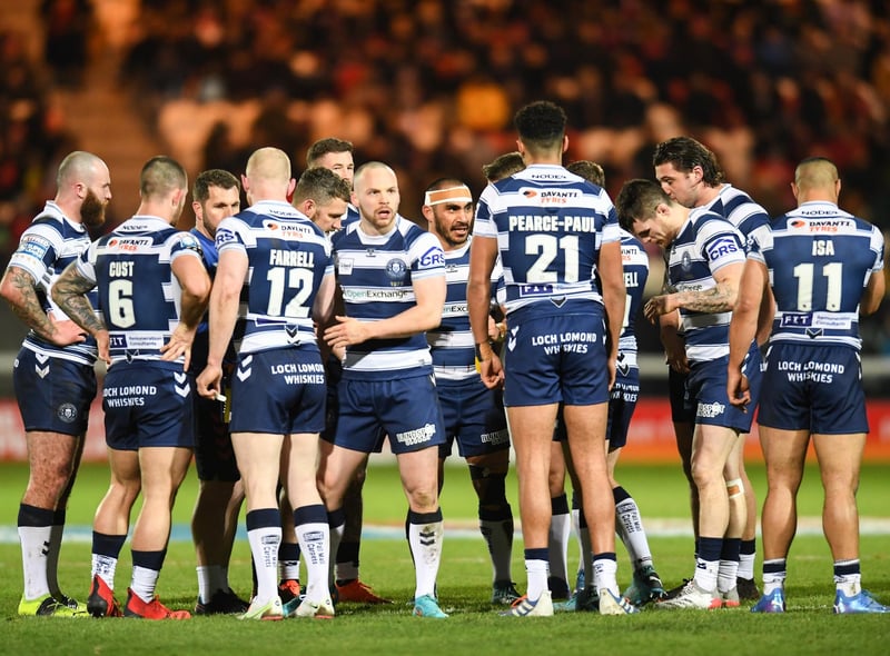 The Warriors gather during the match against Hull KR.