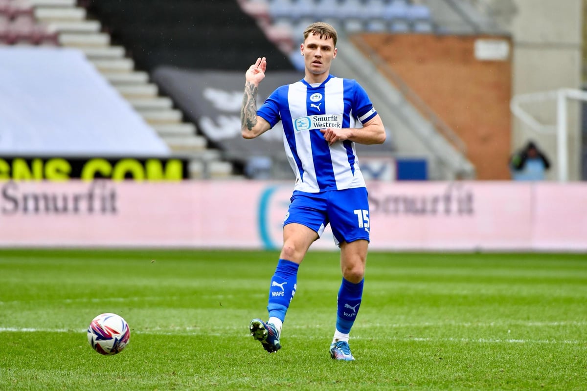 Wigan Athletic and Barnsley bosses differ in views on red card rumpus - 'Without getting myself into trouble...'