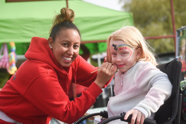Elise Powell paints the face of eight-year-old Natalie Konfederak