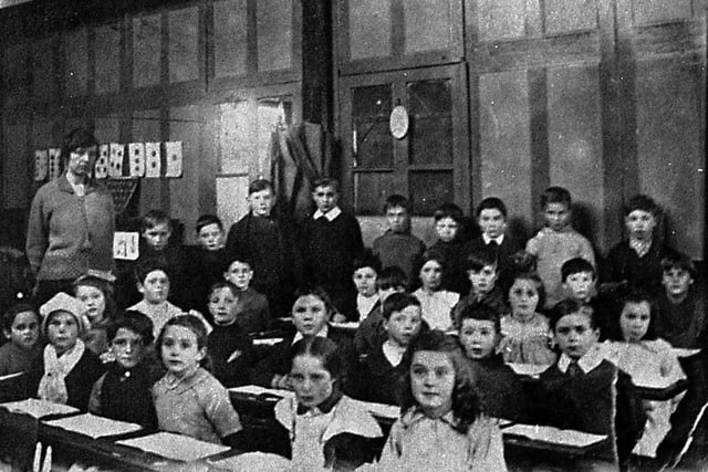 A photograph from 1915 at Roby Mill Primary School.