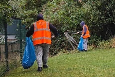 Two convicts litter-picking in Scholes