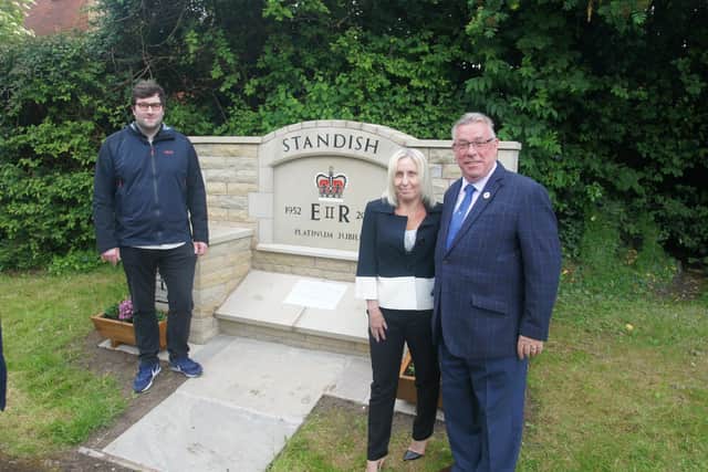 Standish community forum committee erect a monument to honour the Queen and mark her platinum jubilee.