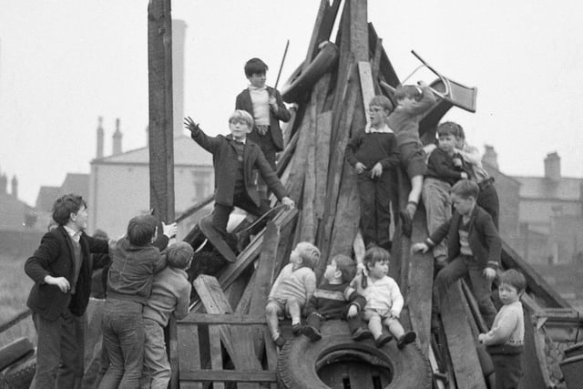 Retro 1970 - Wigan youngsters build their own bonfire in 1970
