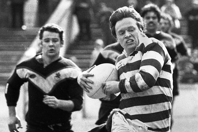 Wigan loose-forward Eddie Hunter on a break against Fulham in a league match at Central Park on Easter Monday 12th of April 1982.
Wigan won 19-4.