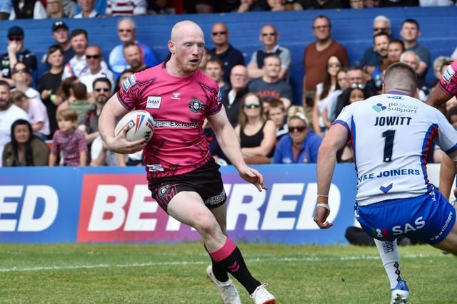 Liam Farrell claimed Wigan's third try, to give them an 18-0 lead after 15 minutes.