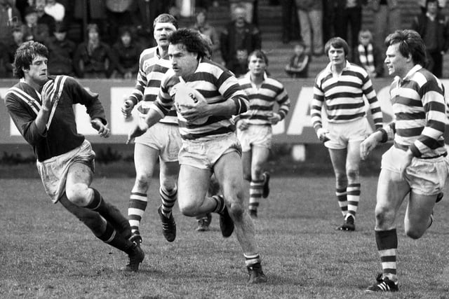 Wigan forward Danny Campbell leads the attack against St. Helens watched by Glyn Shaw, Nicky Kiss, Mal Aspey and Eddie Hunter in a league match at Central Park on Sunday 25th of April 1982.
Wigan won 23-5.