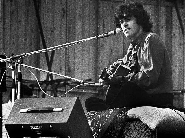 Scottish singer songwriter, Donovan, one of the top artists playing his mixture of folk, pop and psychedelia at the Bickershaw Festival in 1972.