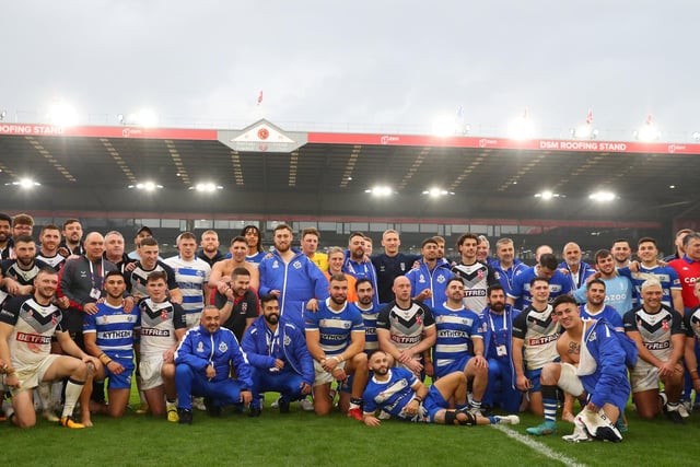 Both teams pose for a photo a full time (Photo by Alex Livesey/Getty Images for RLWC)