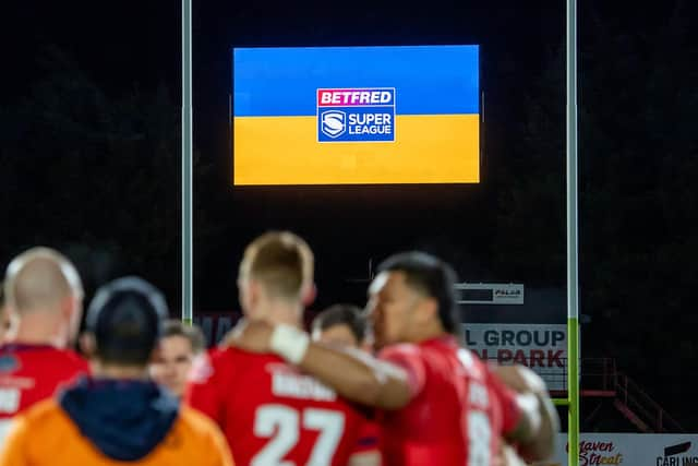 Rugby league players stand in solidarity with Ukraine