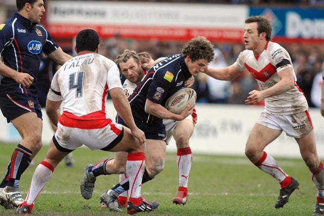 ST HELENS V WIGAN WARRIORS.  (46-10).   SUPER LEAGUE XIII ROUND 7, GOOD FRIDAY, 21.03.2008.
The Saints move in on Sean O'Loughlin.