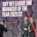 Leam Richardson receives his LMA Manager of the Year award for League One from Roy Hodgson (Pic: Dr Tom Markham, Twitter)