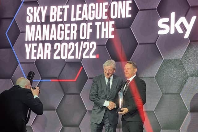 Leam Richardson receives his LMA Manager of the Year award for League One from Roy Hodgson (Pic: Dr Tom Markham, Twitter)