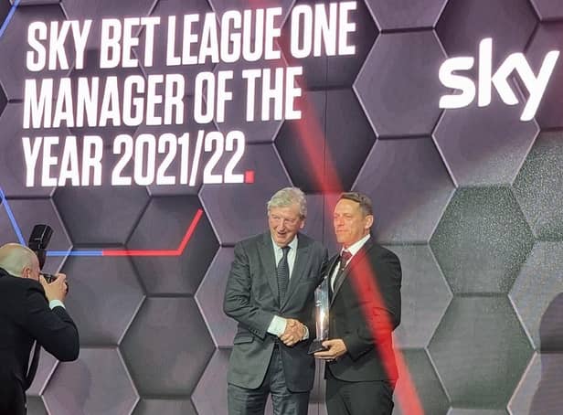 Leam Richardson receives his LMA Manager of the Year award for League One from Roy Hodgson (Pic: Dr Tom Markham, Twitter)