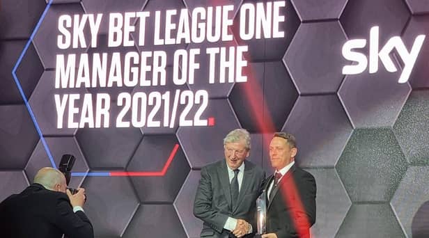 Leam Richardson receives his LMA Manager of the Year award for League One from Roy Hodgson (Pic: Dr Tom Markham, Twitter)