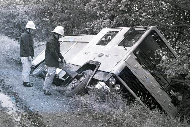 Retro 1987 - A Wigan fire engine slide into a ditch answering an emergency call