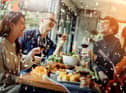 Aim for a dinner party with no more than six guests according to survey (photo: Adobe)