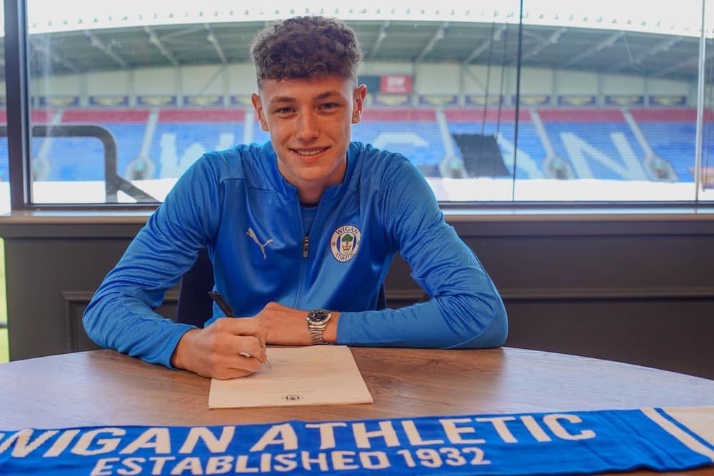 Harrison Bettoni signs his first professional contract