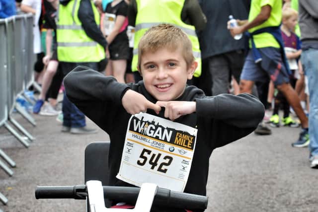 Jack Johnson does the Joining Jack salute at the Wigan 10k in 2018