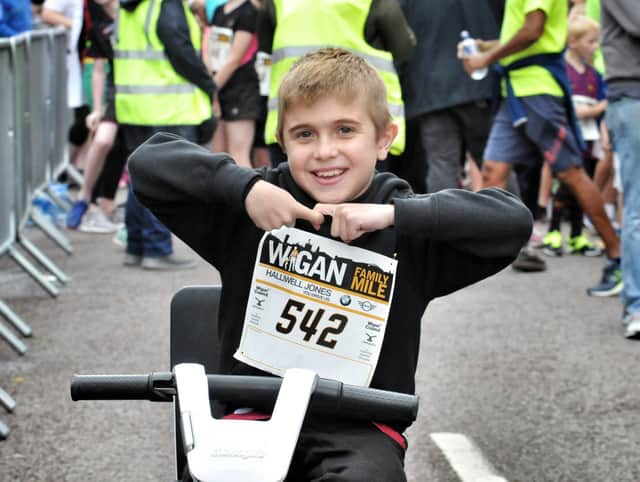 Jack Johnson does the Joining Jack salute at the Wigan 10k in 2018