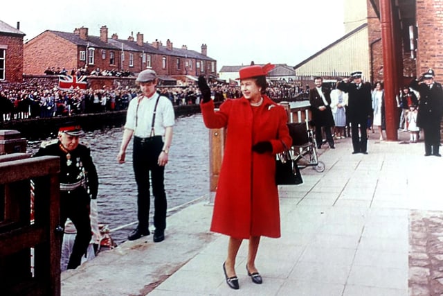 WIGAN - ROYAL VISITS WIGAN - RETRO
The Queen visits Wigan to officially open Wigan Pier, March 1986.