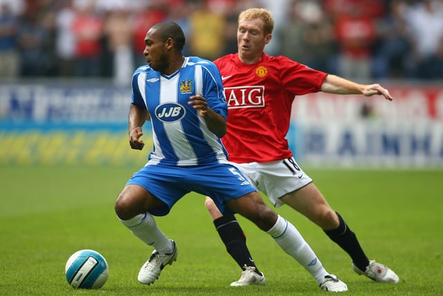 Wilson Palacios of Wigan Athletic tussles for possession with Paul Scholes of Manchester United during the Barclays Premier League match between Wigan Athletic and Manchester United at The JJB Stadium on May 11, 2008