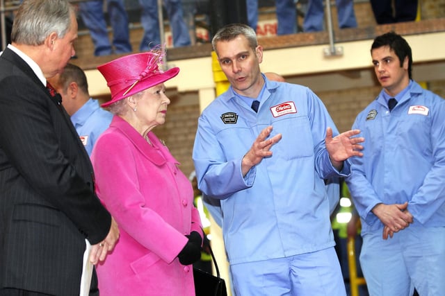 The Queen talks to workers in the Heinz factory.