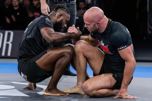 Both men congratulate each other at the end of their fight