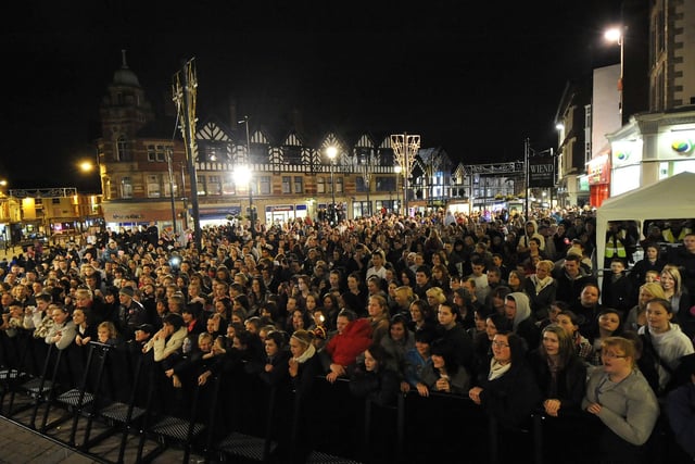 2009 - The crowds at Wigan Christmas Lights Switch on 2009