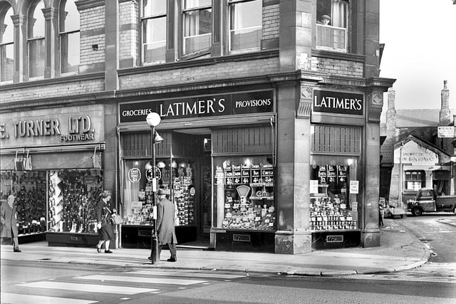 Latimer's grocers shop with Turner footwear next door and the Market Street entrance to the Commercial Yard on the right in 1966.   