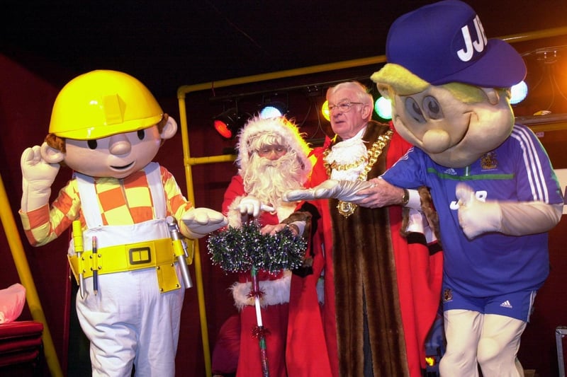 Bob the Builder, Santa, the mayor and JJ combine to switch on the Christmas lights in 2001