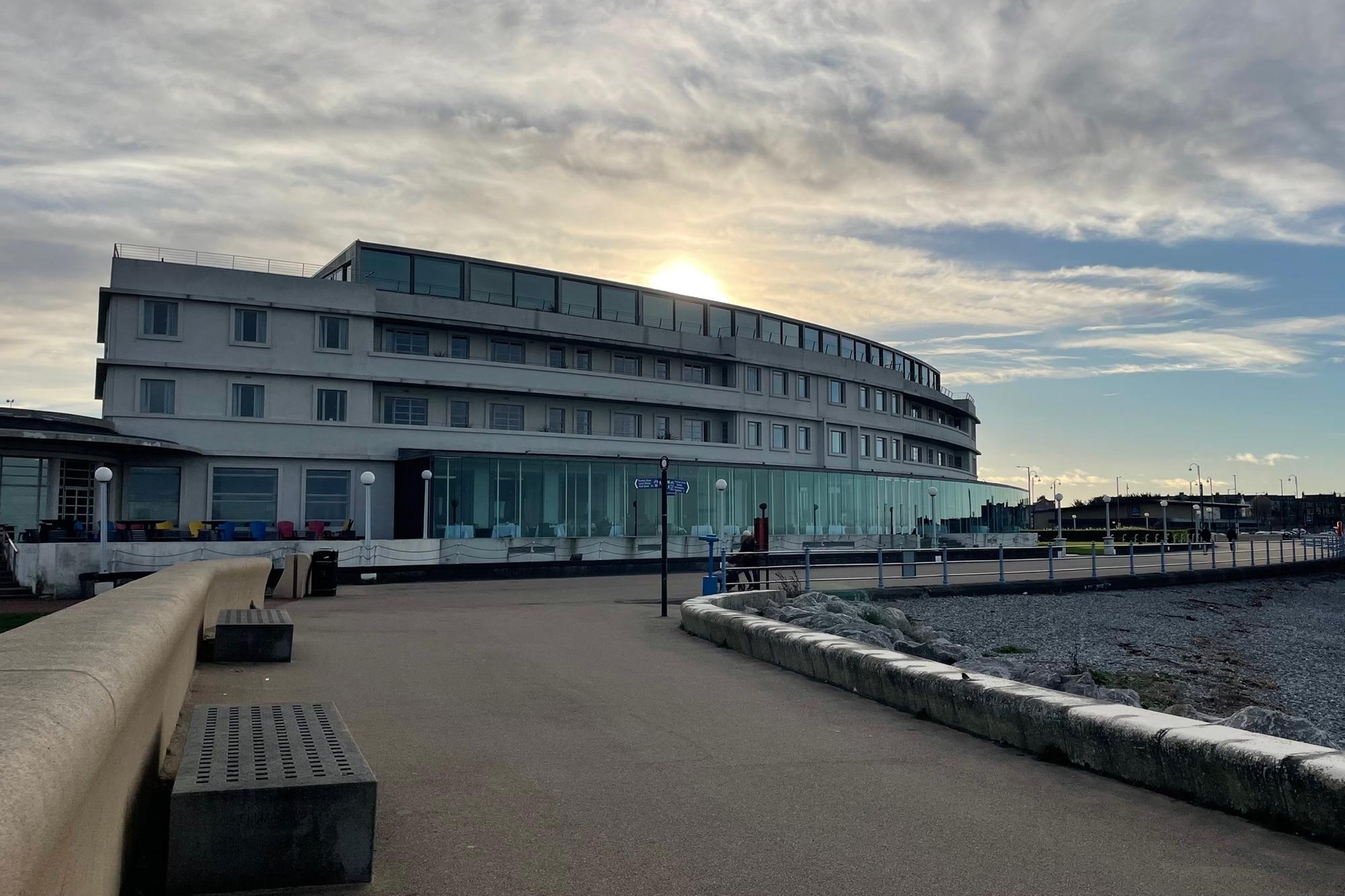 The Midland on Marine Road West has a rating of 4.5 out of 5 from 2,600 Google reviews.