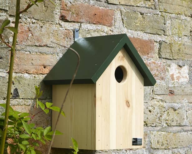 BG - R405836 Starling nest box 4 - A garden nest box for starlings