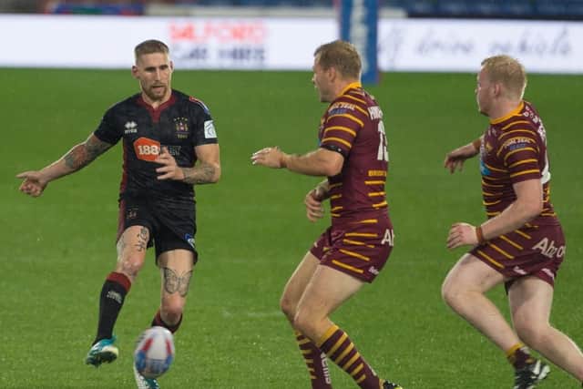 Sam Tomkins kicks forward