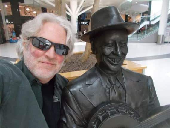 Dean Friedman visited George Formby's statue