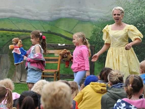 Audience participation with Goldilocks