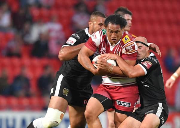 Taulima Tautai takes on the Hull FC defence
