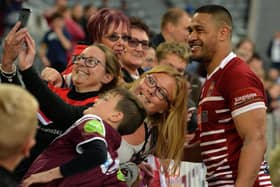 Willie Isa poses for a picture with fans after the draw