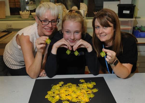 Lydia Melling (centre) with mum Sarah and art teacher Joanne Della Cerra