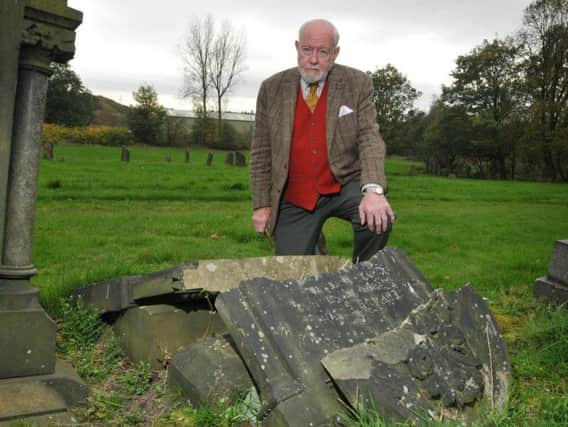 Tom Walsh at the dilapidated grave of Thorley Smith