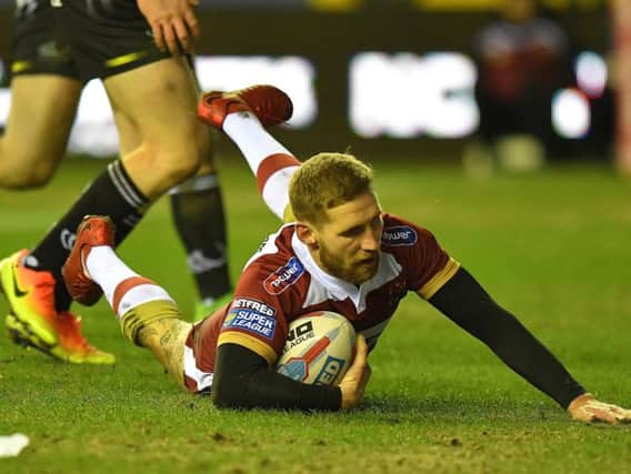 Wigan Warriors' Sam Tomkins scores his team's fifth try